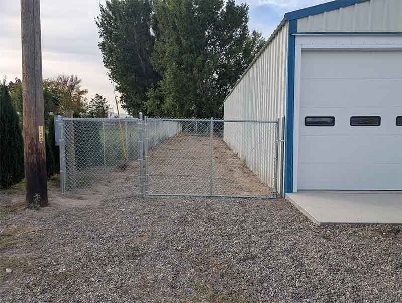 how to choose the right fencing contractor for a chain link fence
